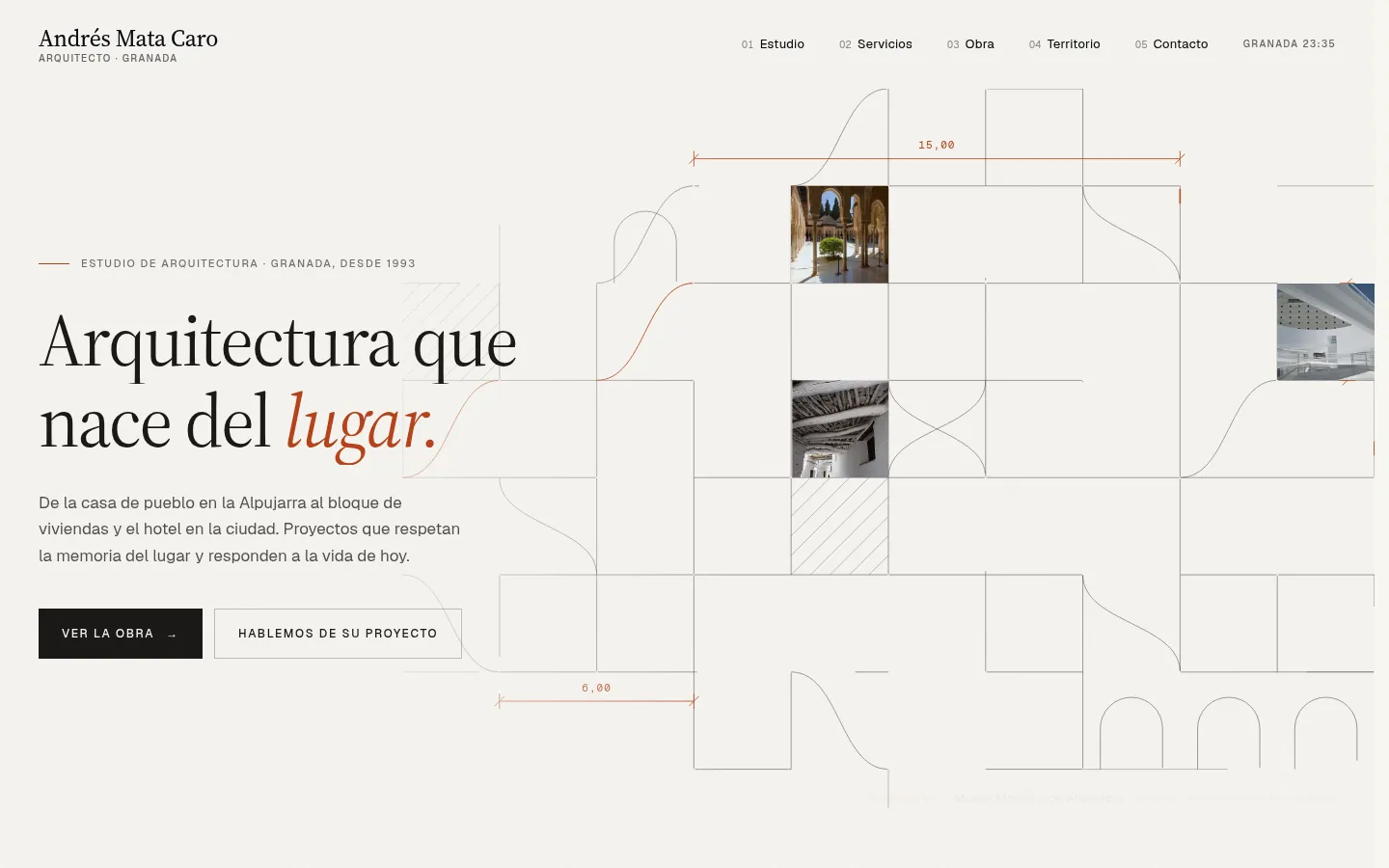 Portada de la web de Andrés Mata Caro: «Arquitectura que nace del lugar» junto a una retícula de plano con arcos, cotas e imágenes de edificios